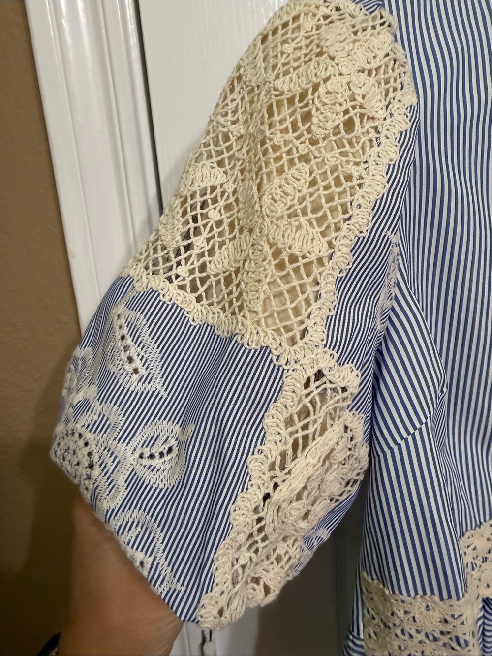 H152 NWT Entro S pp18 L p21 Blue & Cream Lace Trim Striped Button-Up Top - Picture 3 of 16